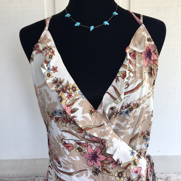 Ivory floral Plus size ruffle wrap dress - Picture 4 of 8